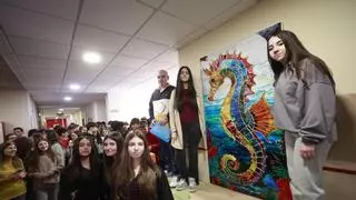 El IES La Corredoria inaugura una obra de arte elaborada por cinco alumnas en los recreos y que habla de igualdad