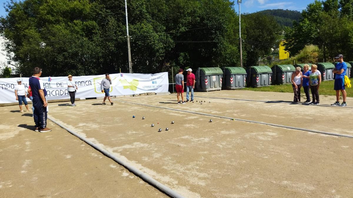 Una imagen del mes de junio, con los nuevos campos de petanca acondicionados por el Concello de Bueu en la entrada.