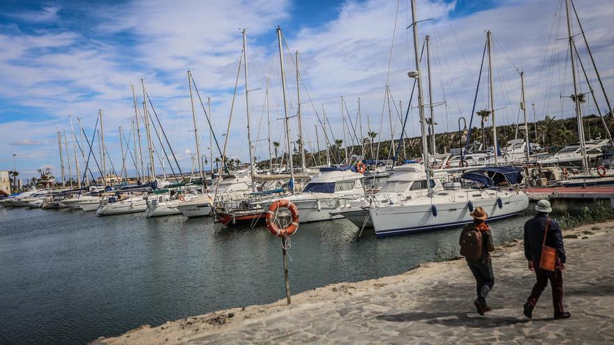 Una veintena de barcos están atrapados en el puerto más de un año por falta de calado