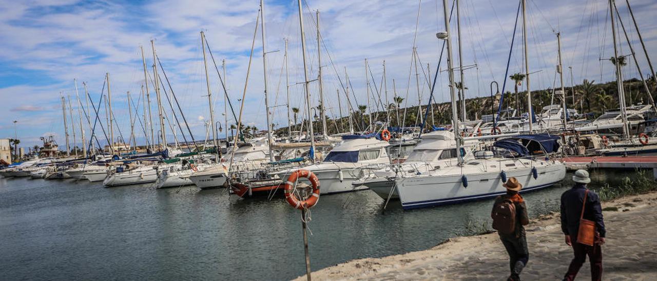 Una veintena de barcos están atrapados en el puerto más de un año por falta de calado