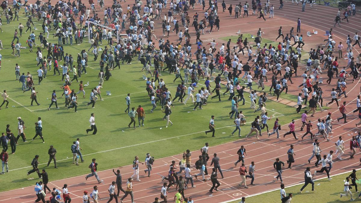 Cargas policiales y denuncias de estafa empañan la visita fugaz de Messi a Calcuta