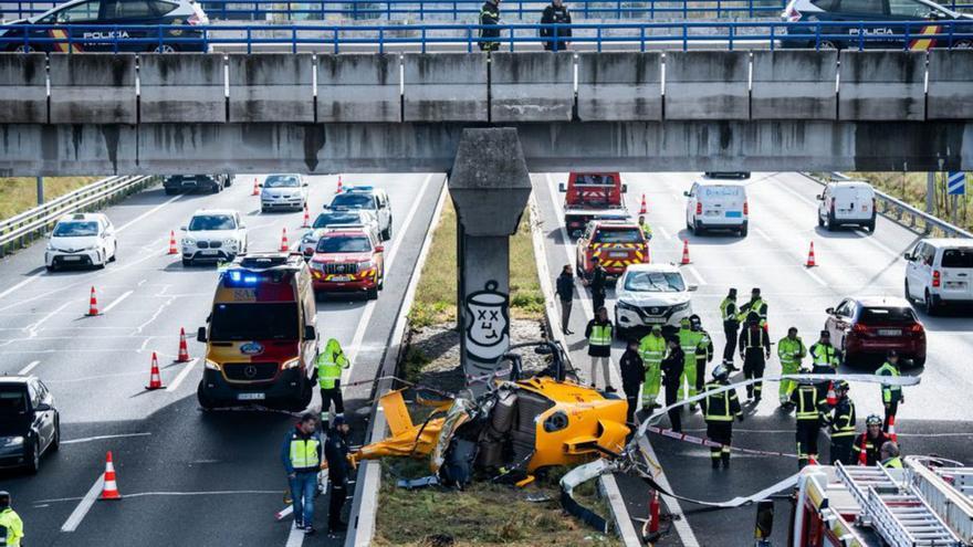 Un helicóptero se estrella en la M-40 de Madrid y causa solo tres heridos leves