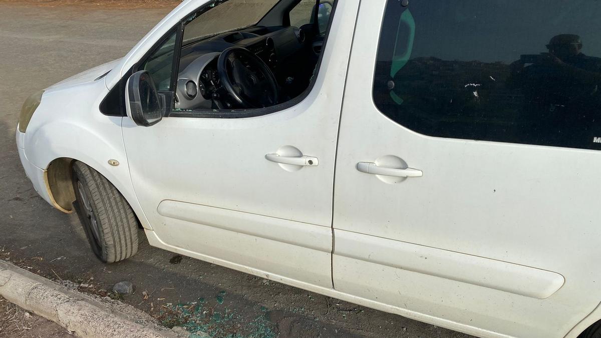 Imagen de uno de los vehículos daños el pasado fin de semana en la zona del Pambaso, en Las Palmas de Gran Canaria.