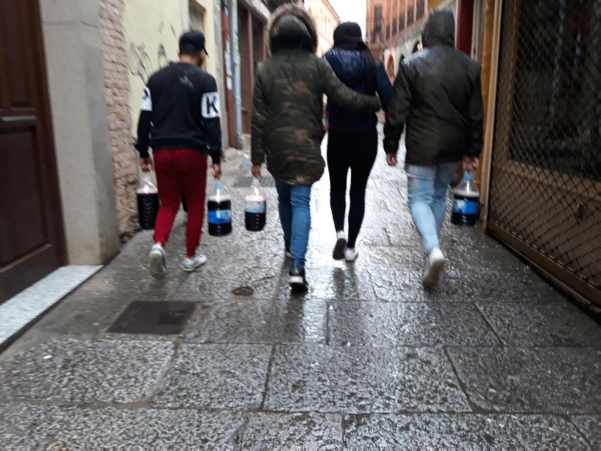 Jóvenes en el acceso a la Plaza Mayor en una edición anterior de las fiestas.
