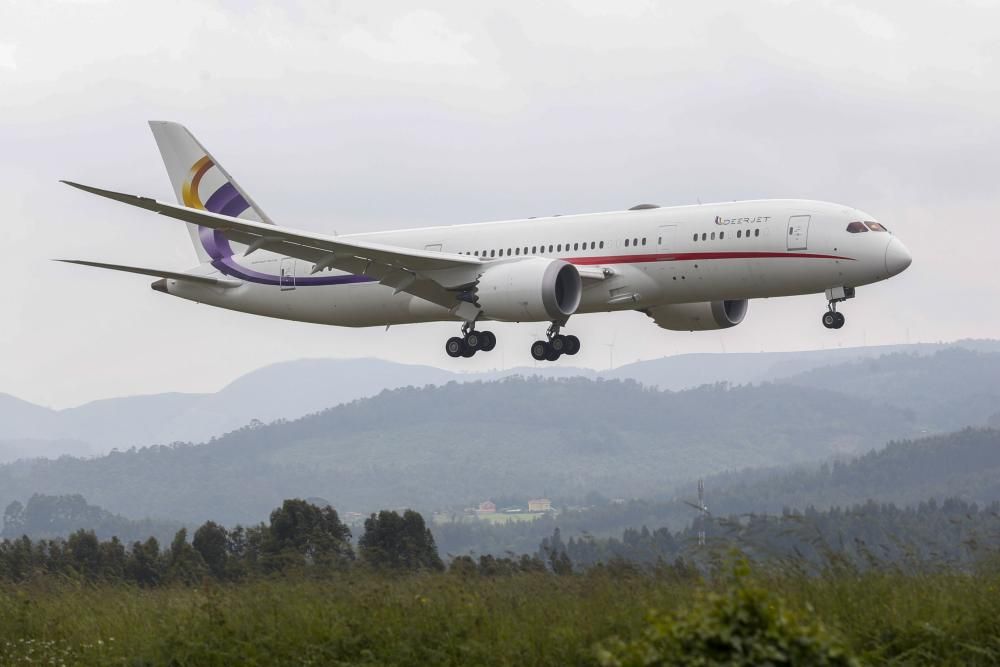 La llegada del avión del presidente de Angola al aeropuerto de Asturias.