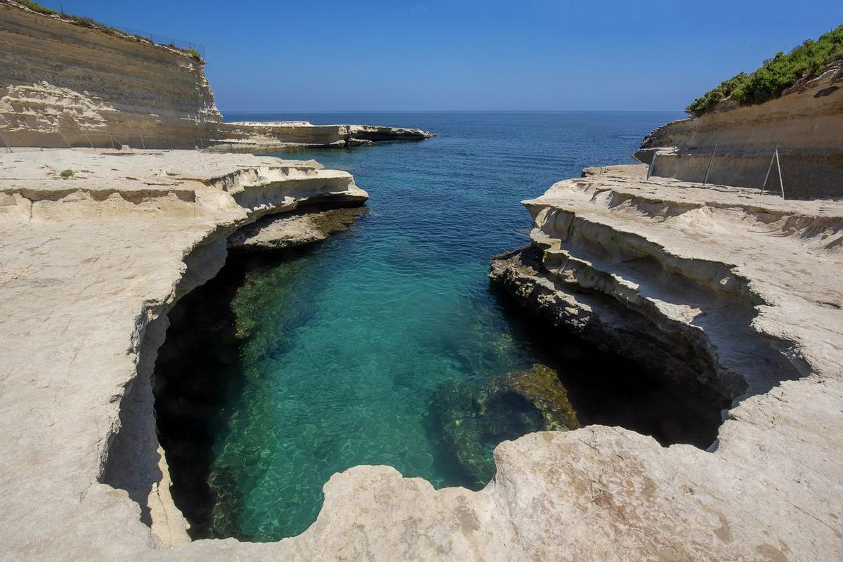 Marsaxlokk - Pequeños acantilados en la bahía