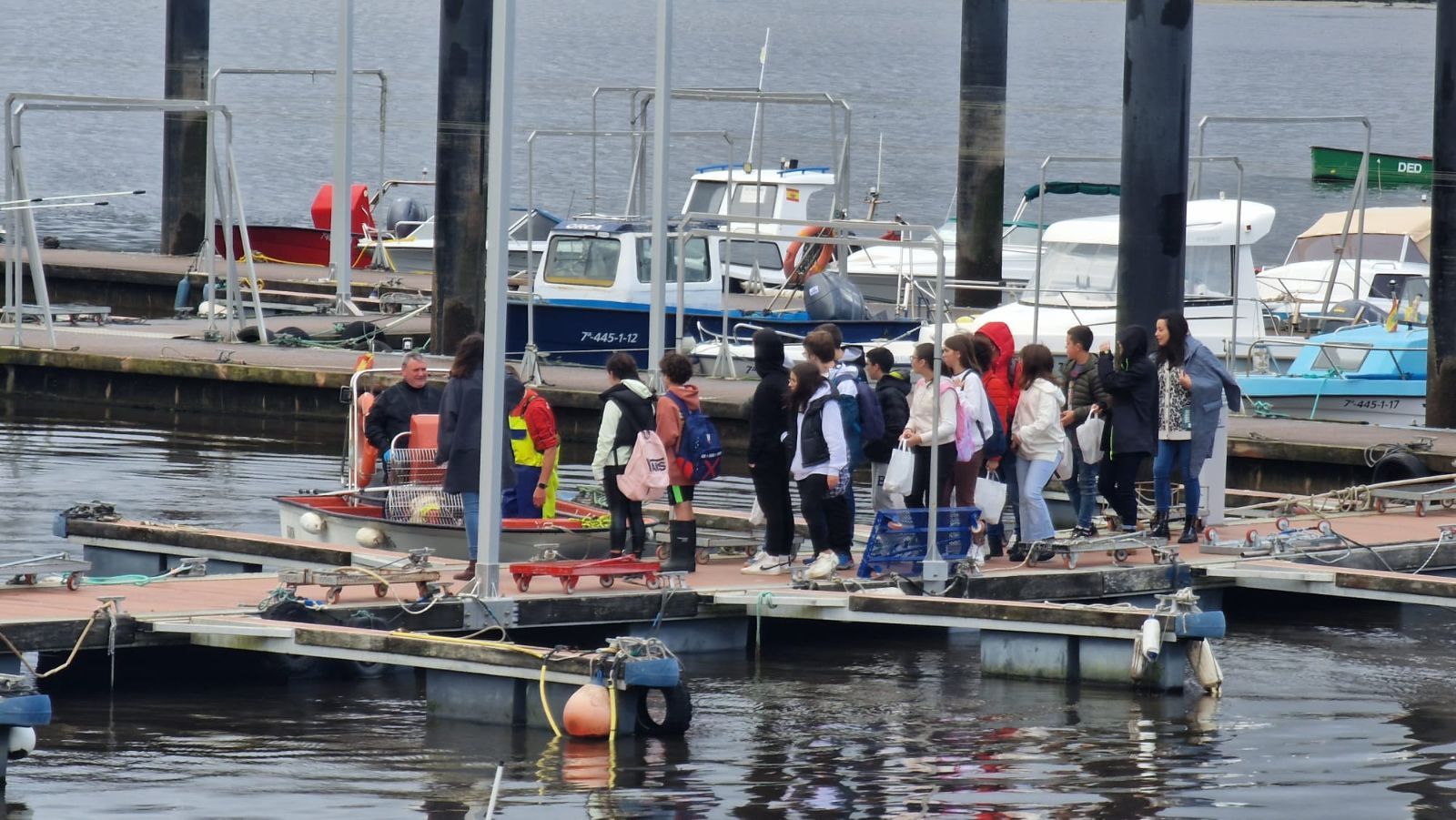 Así es el día a día en el puerto y la lonja de O Testal (Noia), donde cada vez se dan cita más mariscadores arousanos.