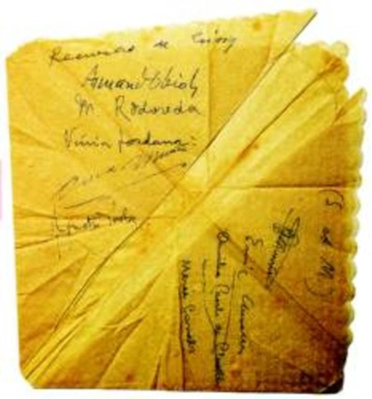 RECORDS Tovalló firmat pel grup d’exiliats de Roissy (Armand Obiols, Mercè Rodoreda, Núria Jordana, Anna Murià, Agustí Bartra, Jordi Murià, Enric Cluselles, Amàlia Casals i Mercè Casals) i, a l’esquerra, carnet de taxista de Nova York de Carles Fontseré.