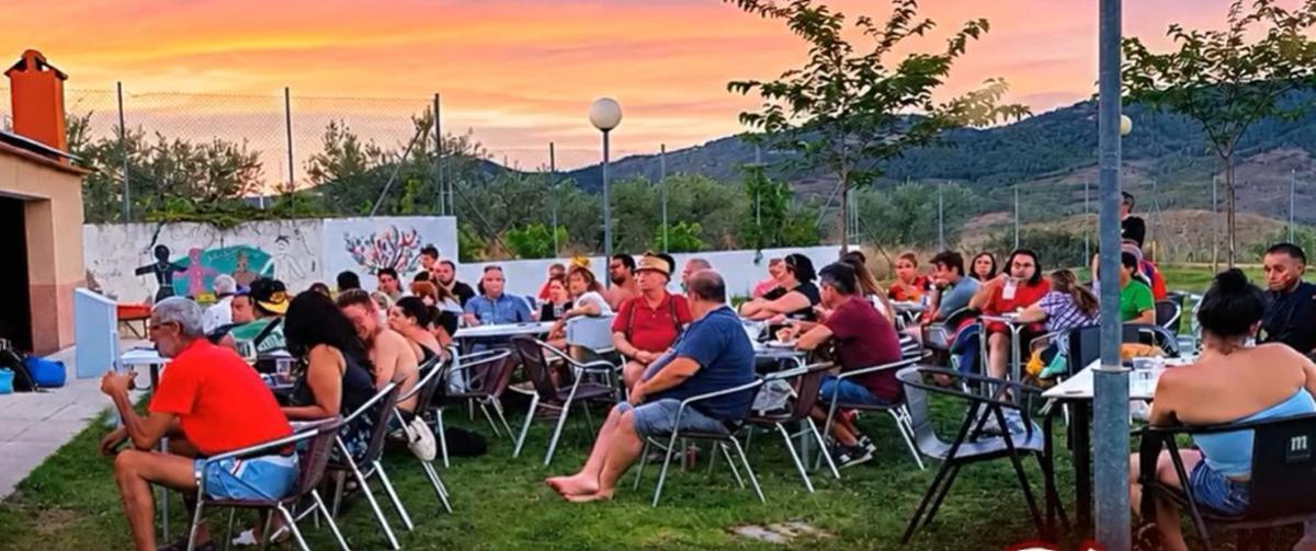El pueblo se reunió para vivir la final del mundial entre España y Argentina.