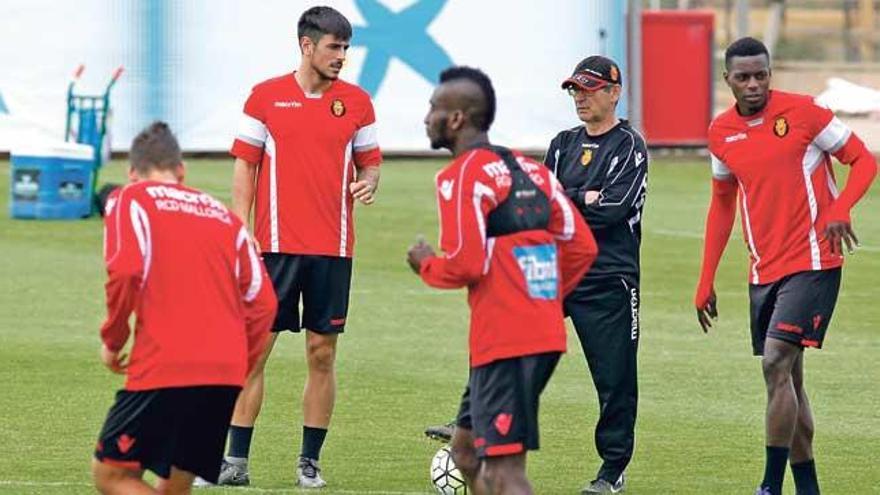 Vázquez, entre Pereira y Costas en el entrenamiento de ayer en son Bibiloni.