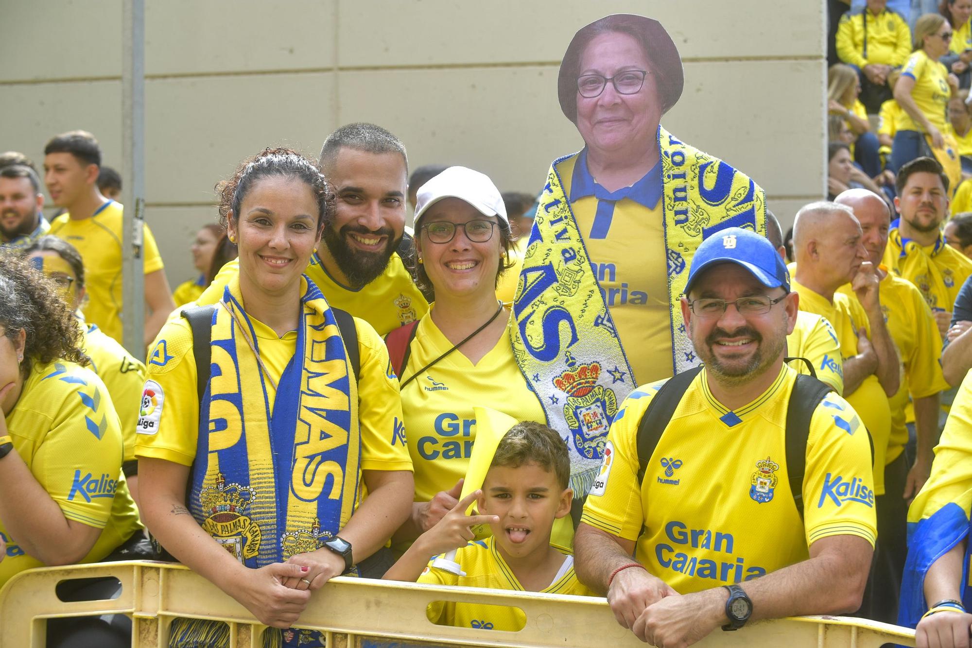 La afición recibe a la guagua de la UD Las Palmas en Fondos de Segura