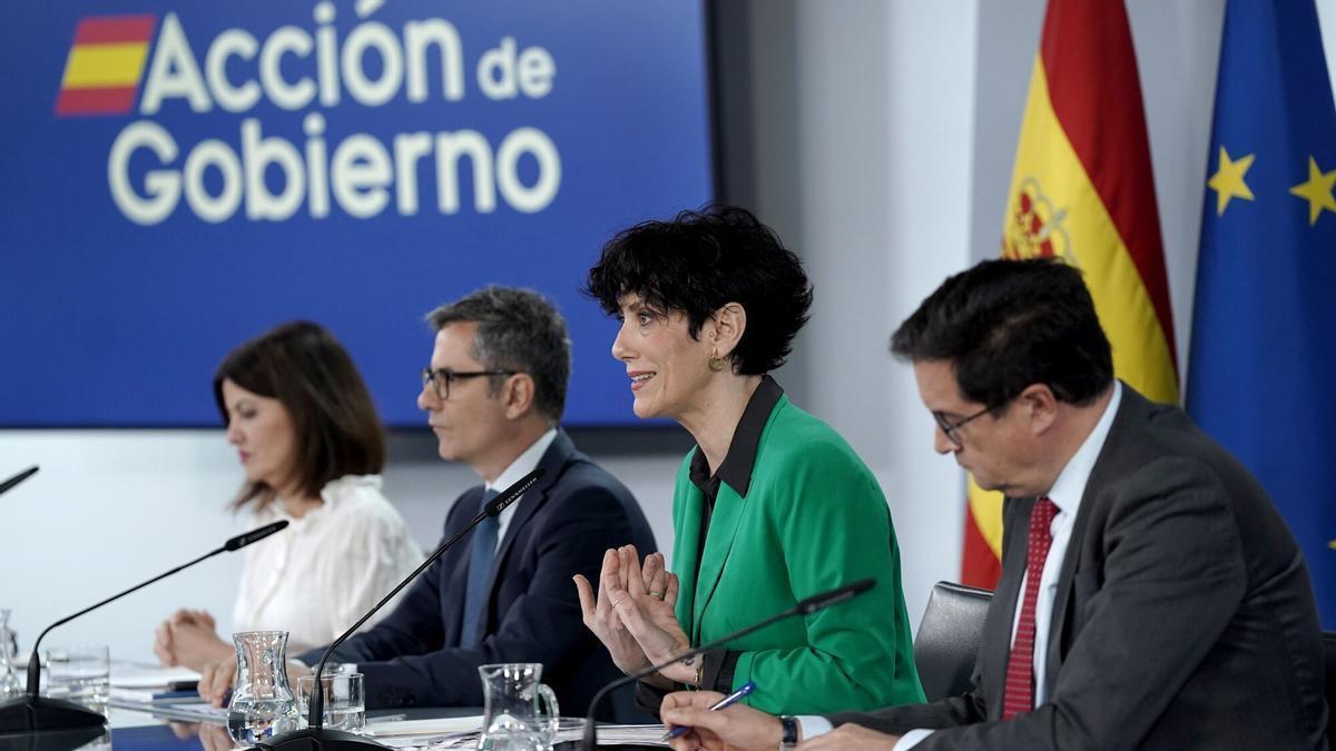 La ministra portavoz, Elma Saiz, junto al ministro de la Presidencia y Justicia, Félix Bolaños; el ministro para la Transformación Digital, Óscar López, y la ministra de Juventud, Sira Rego, en la rueda de prensa posterior al Consejo de Ministros.