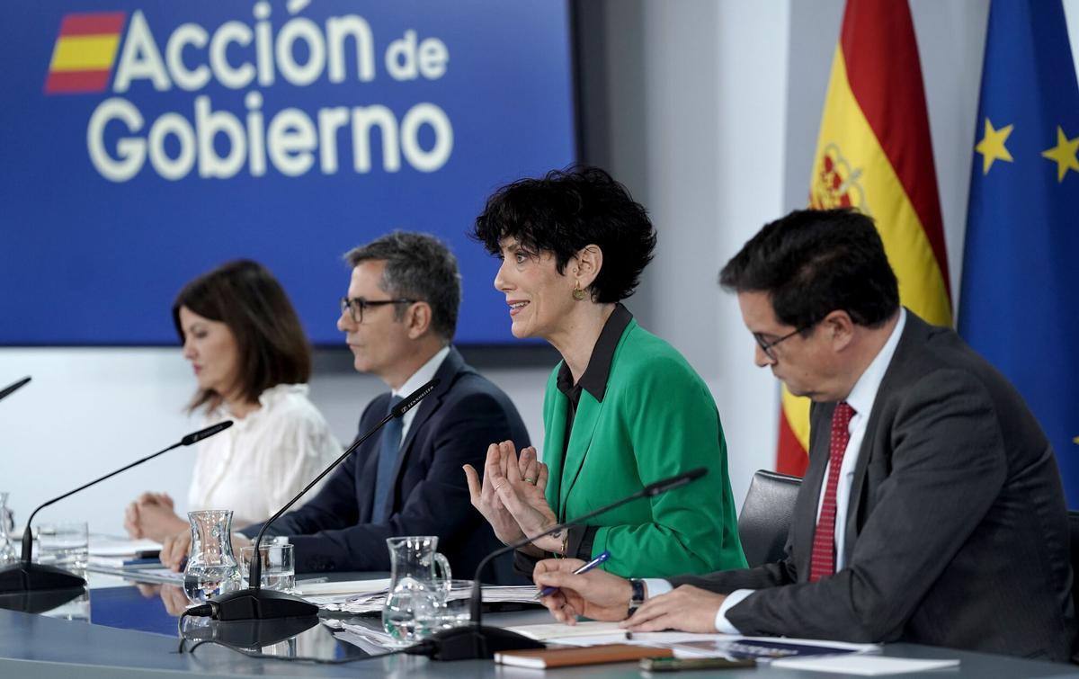 La ministra portavoz, Elma Saiz, junto al ministro de la Presidencia y Justicia, Félix Bolaños; el ministro para la Transformación Digital, Óscar López, y la ministra de Juventud, Sira Rego, en la rueda de prensa posterior al Consejo de Ministros.