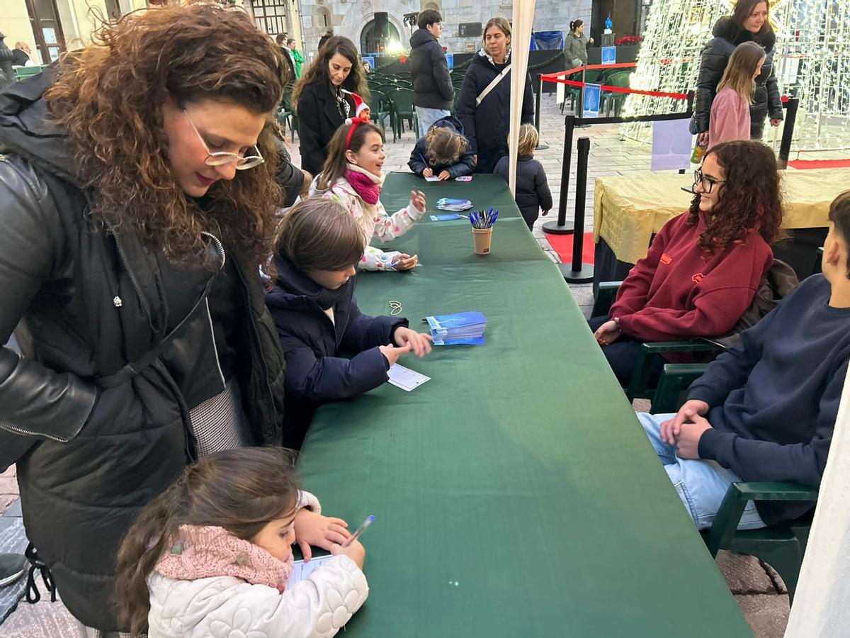 El "Árbol de los deseos" ilumina Ribadesella