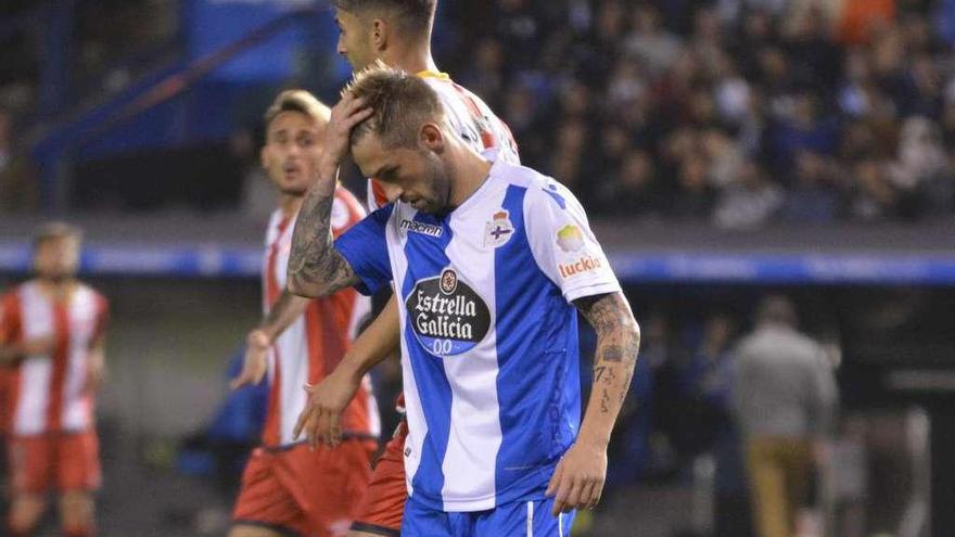 Fede Cartabia, cabizbajo, en el partido en Riazor frente al Girona.