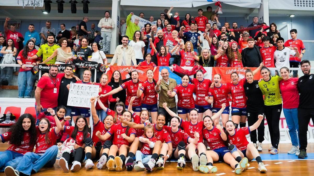 Las jugadoras del Porriño celebran su victoria con sus aficionados desplazados a A Sangriña