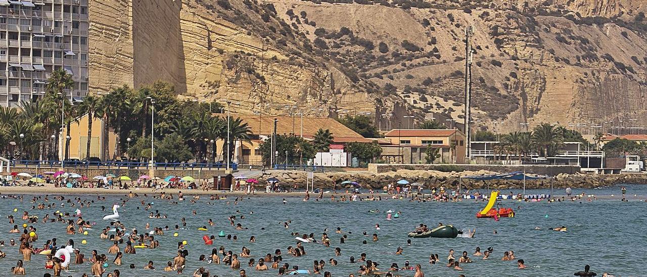 La temperatura del agua del mar en el Postiguet supera ya los 27 grados.  | HÉCTOR FUENTES