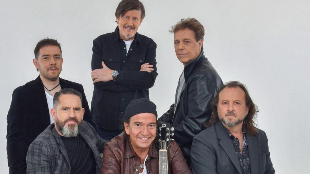 «Los Secretos» en una imagen promocional,  con Álvaro Urquijo sentado  en el centro. | LNE