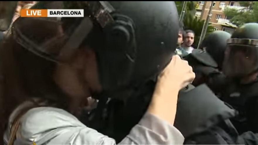 Un policía del 1-O denuncia el beso &quot;repentino y no consentido&quot; de una mujer durante el dispositivo contra el referéndum