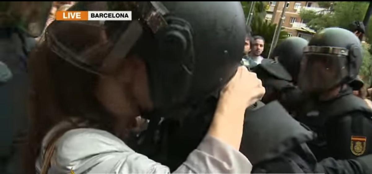 Un policia imputat per l’1-O denuncia el petó no consentit d’una manifestant el 2017