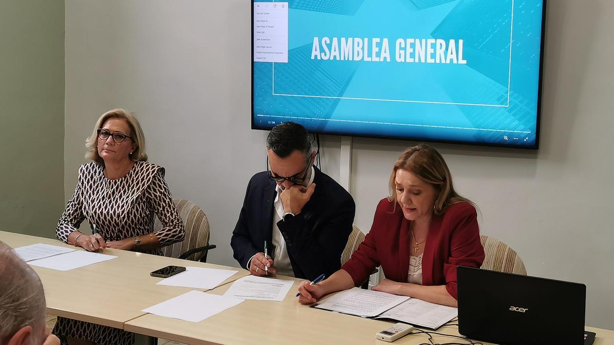 Montserrat Villalba (izquierda de la imagen) en un momento de la Asamblea