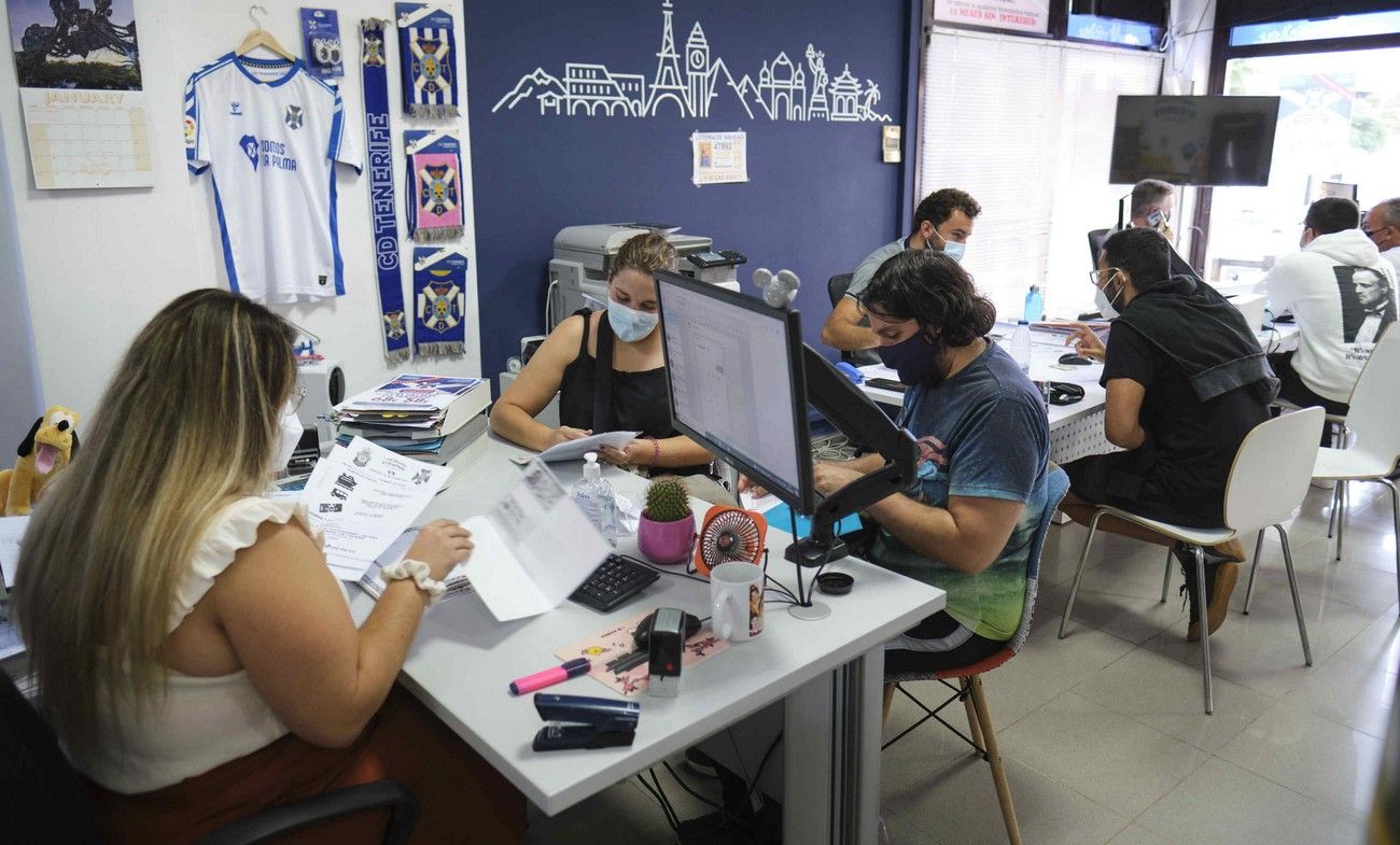 Colas en el Heliodoro Rodríguez López para comprar las entradas del derbi UD Las Palmas - CD Tenerife