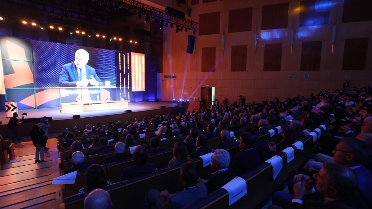 Abucheos en el acto por el Corredor Mediterráneo tras conocer que Sánchez es presidente.