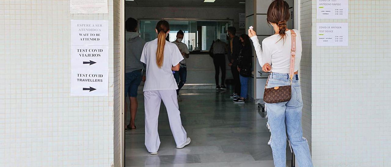 Entrada del dispositivo de test de antígenos en el viejo Can Misses. | JUAN A. RIERA