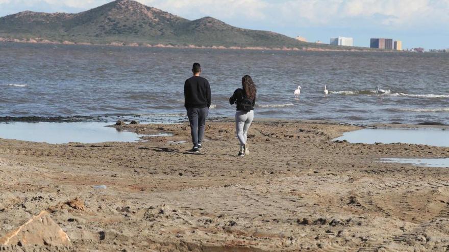 Los empresarios de Los Urrutias temen por sus negocios si la &#039;sopa verde&#039; continúa sin solventarse