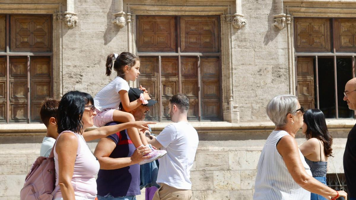 Una família, junt a la Llotja de València.