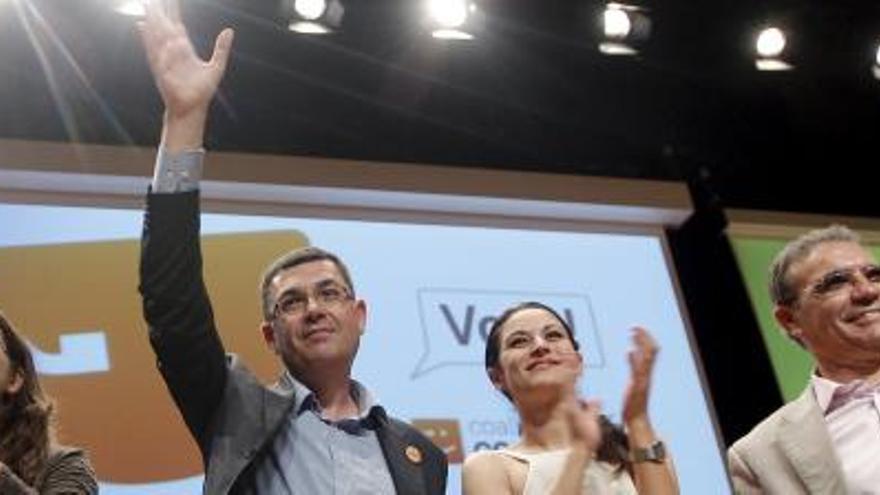 El candidato a la Generalitat por la coalición Compromís, Enric Morera (2i), junto a los candidatos Mónica Oltra (i), Mireia Mollá y Josep Maria Pañella, saludan a los asistentes durante el acto central de campaña celebrado esta mañana en el Palacio de Congresos de Valencia.