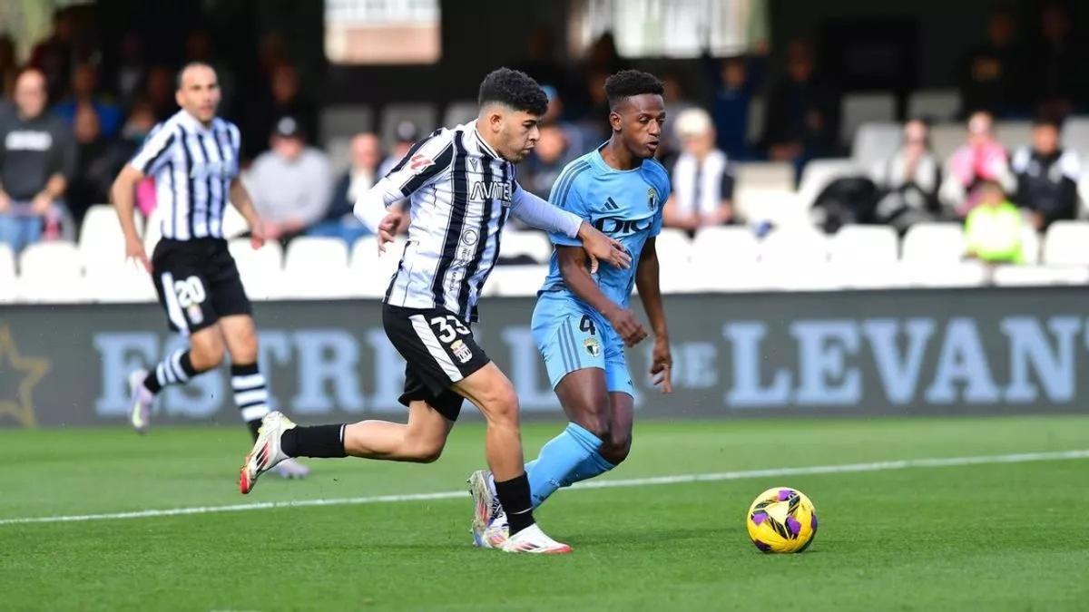 Salim El Jebari controla el balón en su etapa en el Cartagena.