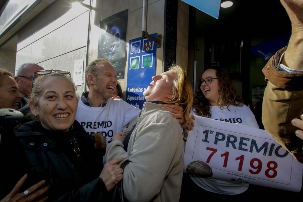 Neringa, la mujer a la que le ha tocado el Gordo en Benetússer, lo celebra con el dueño de la administración de lotería.