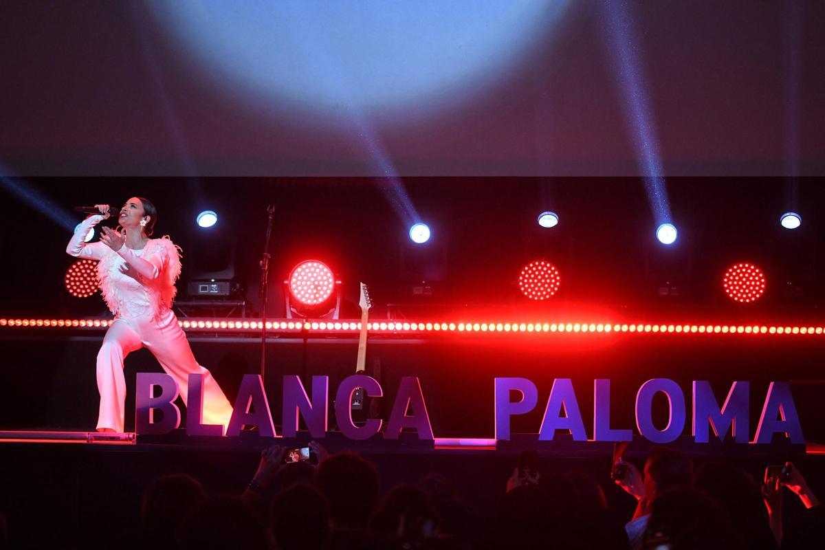 cantante banca paloma actua evento despedida antes viaje liverpo