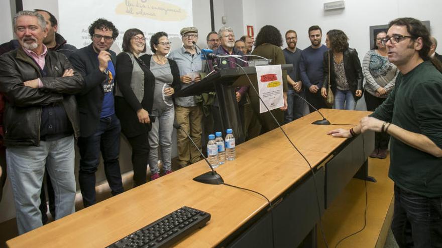 Una treintena de colectivos se unen para defender el uso del valenciano