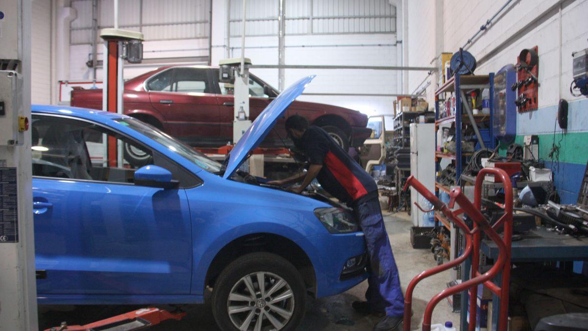 Un mecànic reparant un vehicle