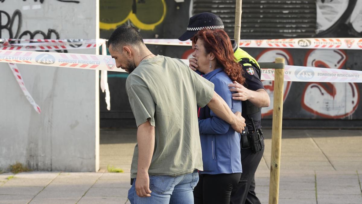 Agentes de policía acompañan a una familiar del niño.