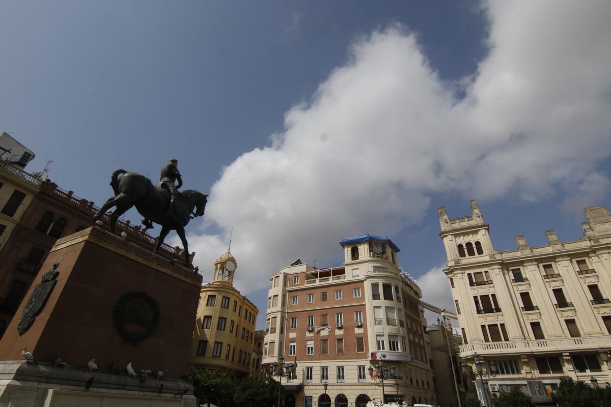 Tiempo soleado con algunas nubes en el centro de Córdoba.