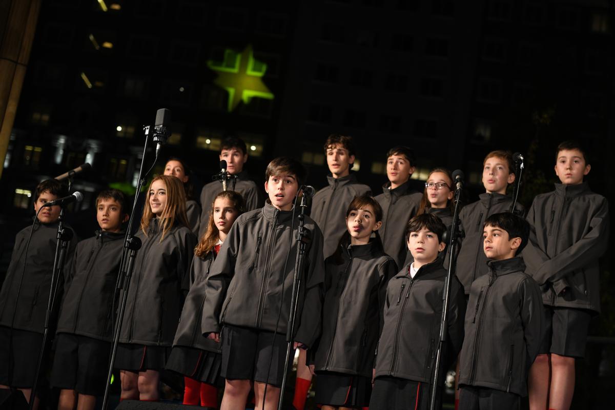 Los cantantes del coro de ’Los Niños del Coro’ en el acto de encendido del alumbrado.