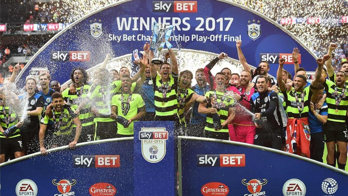 La plantilla del Huddersfield celebró su sufrido ascenso