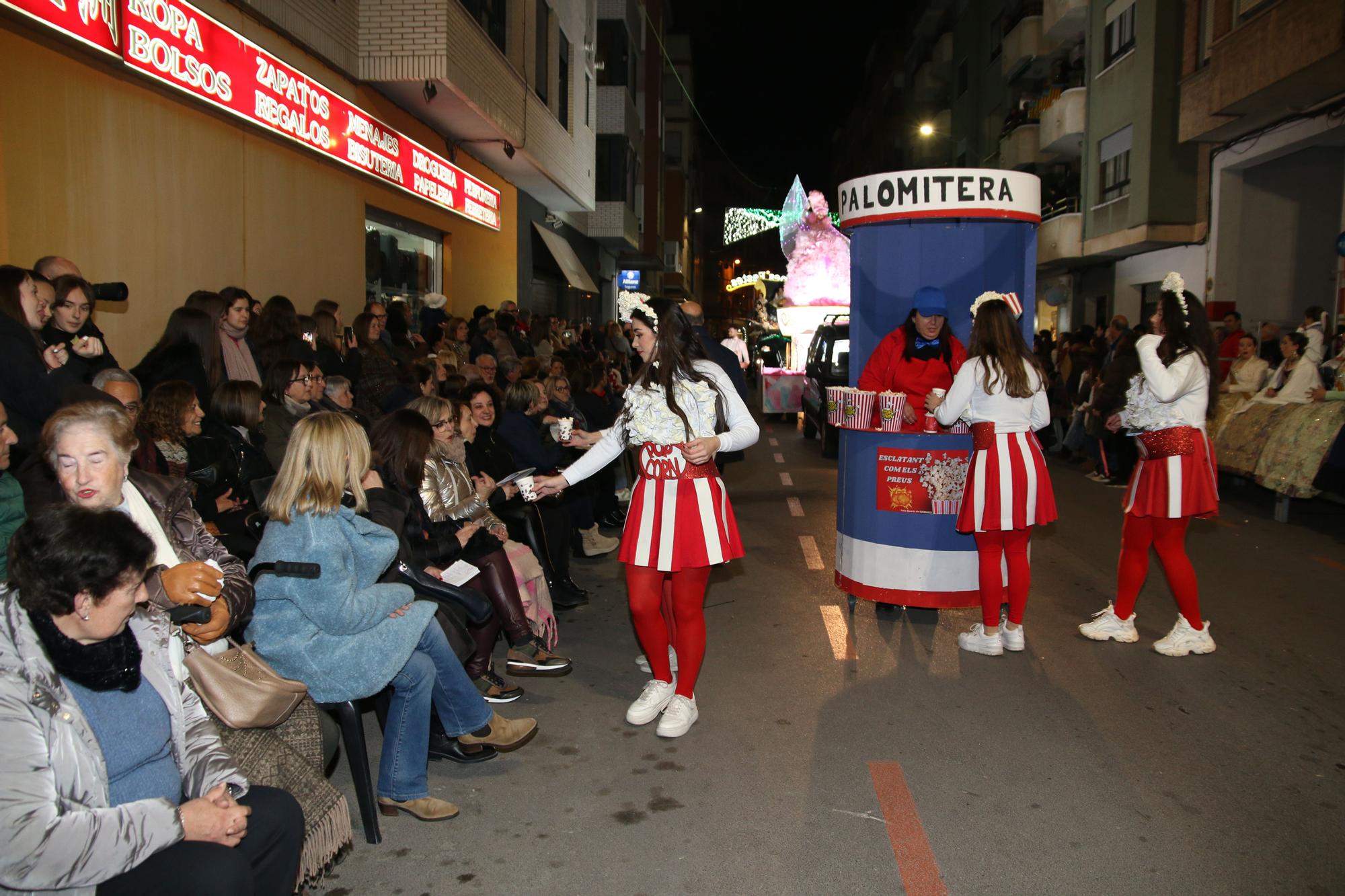 FOTOGALERÍA I La cabalgata del Ninot de Burriana, en imágenes