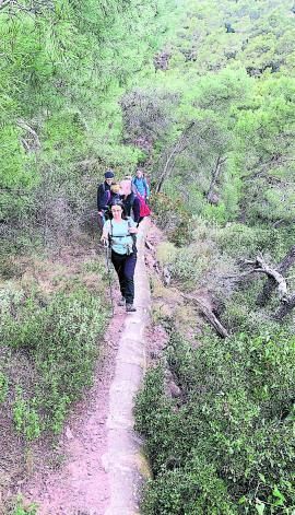 Caminantes en la ruta del 
Tabalet 
a La Rodana. |   
VICENT CHORDÀ