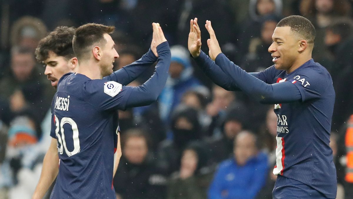 Mbappé y Messi, durante un partido del PSG