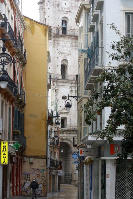 Pasan los días de confinamiento y la situación de la ciudad sigue siendo desértica. La siempre frecuentada calle Larios, la Alameda, principal vía de tráfico tanto privado como público del centro de la ciudad, y el bullicioso mercado de Atarazanas presentan durante el estado de alarma provocado por la pandemia de coronavirus una imagen inusual, acentuada por la persistente lluvia de esta semana.