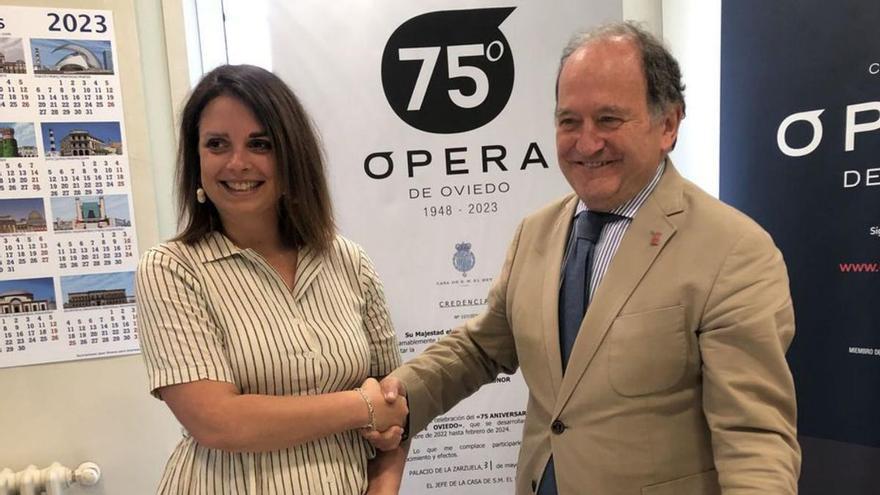 Maite García Heres y Juan Carlos Rodríguez-Ovejero se estrechan la mano tras firmar el convenio de colaboración entre «La Federica» y la Ópera. | LNE