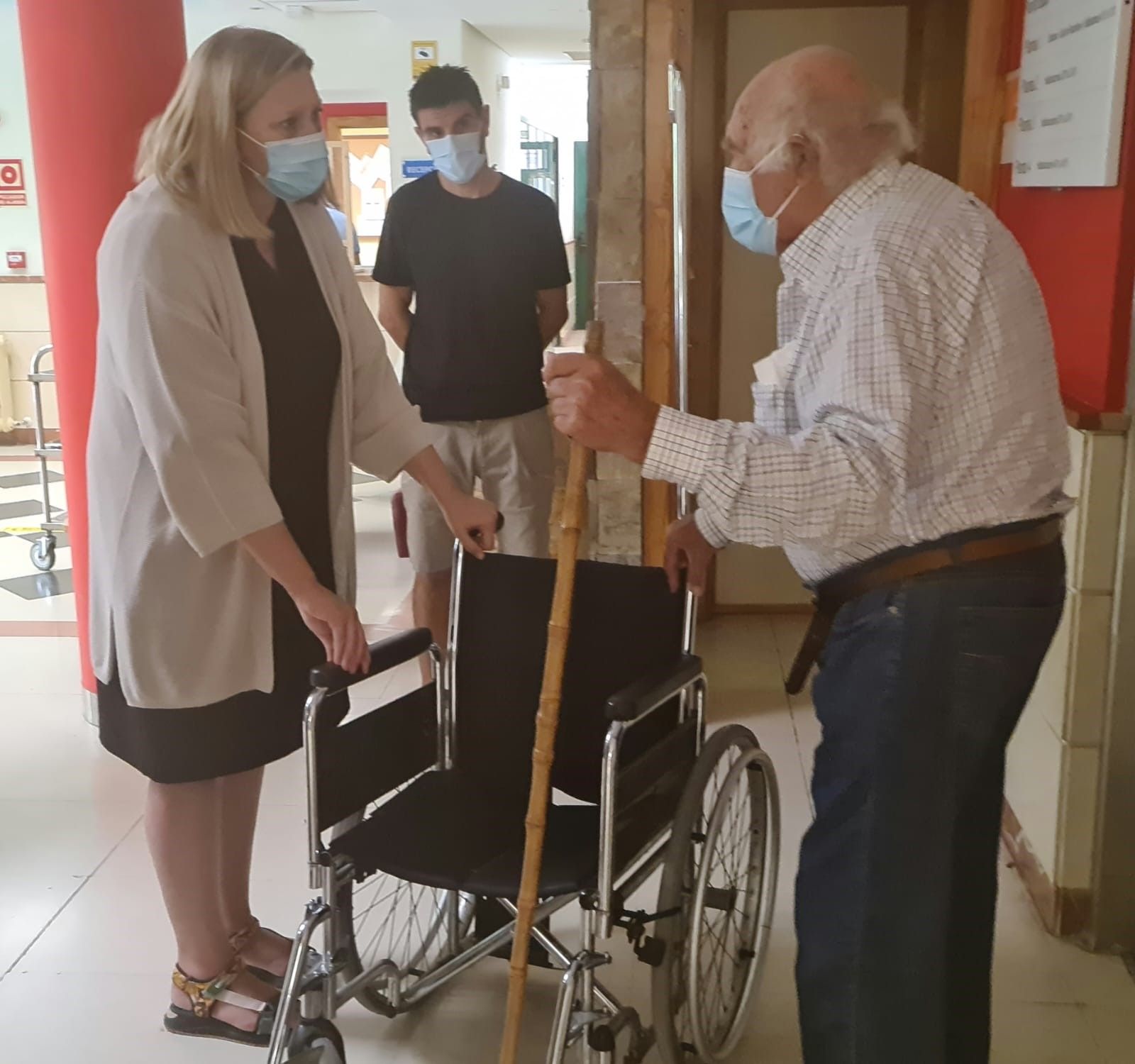 Isabel Blanco, con un mayor en la residencia doña Urraca