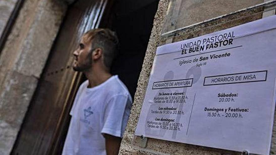 Un hombre sale de San Vicente ayer por la tarde.