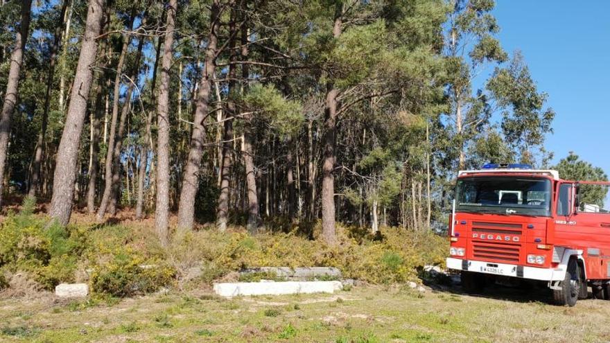 El camión de Protección Civil tuvo que intervenir en el incendio de Castrelo