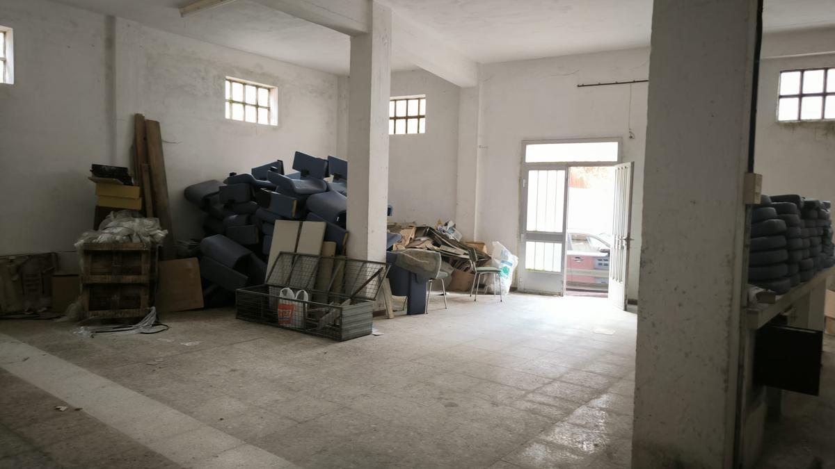 La sala principal del inmueble conserva mobiliario antiguo almacenado.