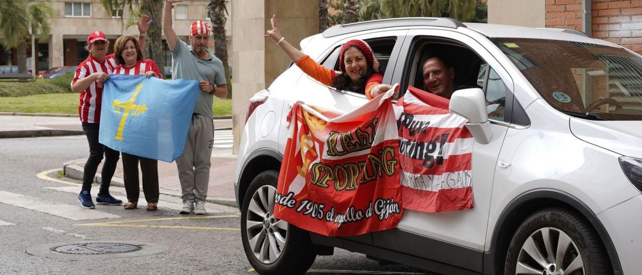 Por la izquierda, Olvido Ruiz, Carmen Jiménez, Senén Palacio, Begoña Cerra e Isidro Martínez, ayer, en el barrio de Moreda. | Irene Sirgo